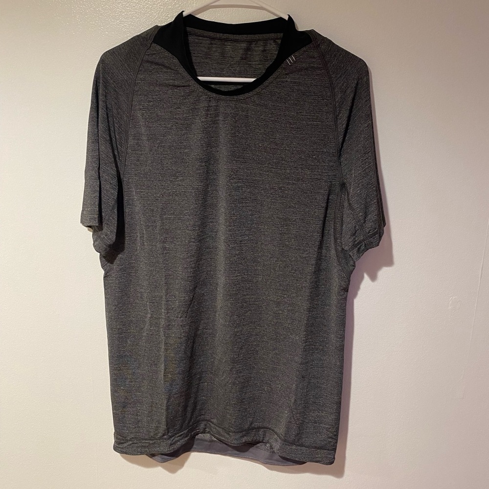 Men’s Lululemon tee shirt